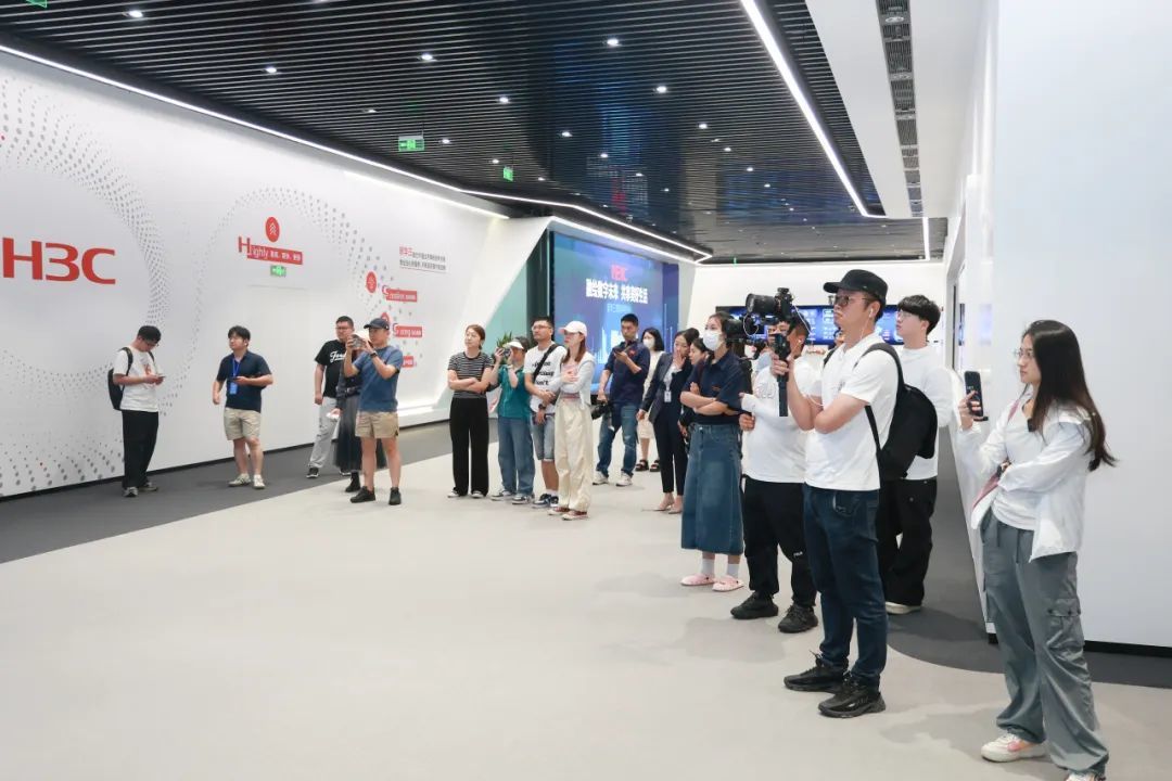 2024“互联中国”公益行动调研采风团走进高新区(滨江)(图4) 2024“互联中国”公益行动调研采风团走进高新区(滨江)(图4)