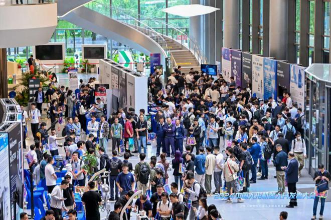 记2024中国人形机器人开发者大会暨第三届张江机器人全球生态峰会(图2) 记2024中国人形机器人开发者大会暨第三届张江机器人全球生态峰会(图2)