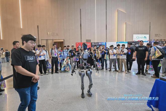 记2024中国人形机器人开发者大会暨第三届张江机器人全球生态峰会(图6) 记2024中国人形机器人开发者大会暨第三届张江机器人全球生态峰会(图6)