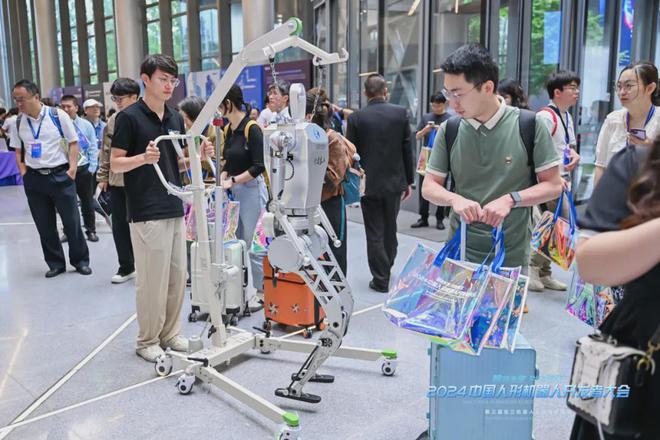 记2024中国人形机器人开发者大会暨第三届张江机器人全球生态峰会(图18) 记2024中国人形机器人开发者大会暨第三届张江机器人全球生态峰会(图18)