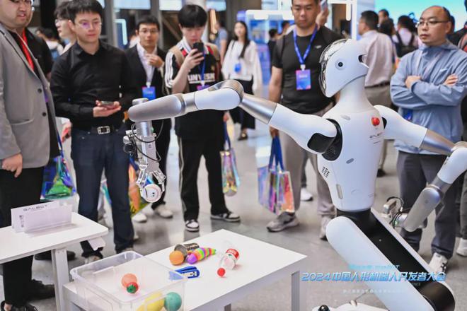 记2024中国人形机器人开发者大会暨第三届张江机器人全球生态峰会(图20) 记2024中国人形机器人开发者大会暨第三届张江机器人全球生态峰会(图20)