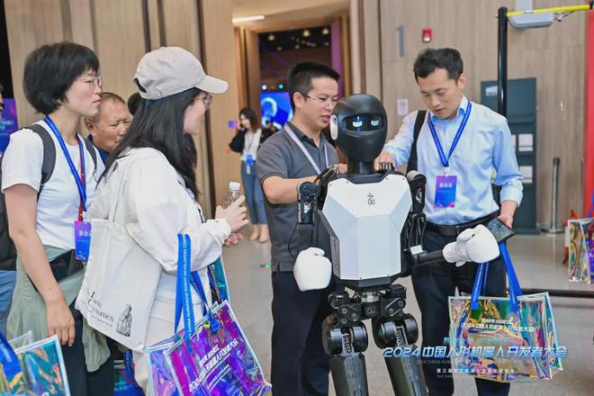 记2024中国人形机器人开发者大会暨第三届张江机器人全球生态峰会(图22) 记2024中国人形机器人开发者大会暨第三届张江机器人全球生态峰会(图22)