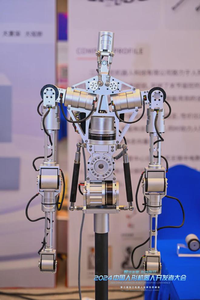 记2024中国人形机器人开发者大会暨第三届张江机器人全球生态峰会(图27) 记2024中国人形机器人开发者大会暨第三届张江机器人全球生态峰会(图27)