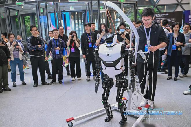 记2024中国人形机器人开发者大会暨第三届张江机器人全球生态峰会(图24) 记2024中国人形机器人开发者大会暨第三届张江机器人全球生态峰会(图24)