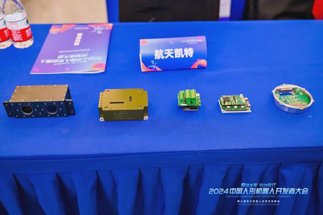 记2024中国人形机器人开发者大会暨第三届张江机器人全球生态峰会(图48) 记2024中国人形机器人开发者大会暨第三届张江机器人全球生态峰会(图48)