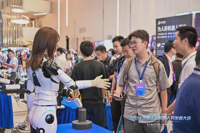 记2024中国人形机器人开发者大会暨第三届张江机器人全球生态峰会(图50) 记2024中国人形机器人开发者大会暨第三届张江机器人全球生态峰会(图50)