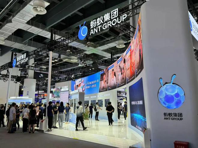 WAIC 2024:无孔不入的大模型共绘未来生活图景|动察(图2) WAIC 2024:无孔不入的大模型共绘未来生活图景|动察(图2)