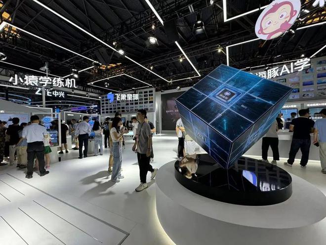 WAIC 2024:无孔不入的大模型共绘未来生活图景|动察(图8) WAIC 2024:无孔不入的大模型共绘未来生活图景|动察(图8)