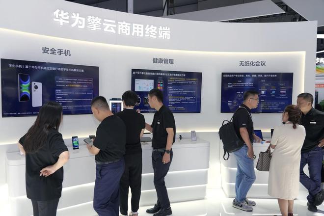 华为亮相2024中国联通合作伙伴大会展现智能科技全景实力(图5) 华为亮相2024中国联通合作伙伴大会展现智能科技全景实力(图5)