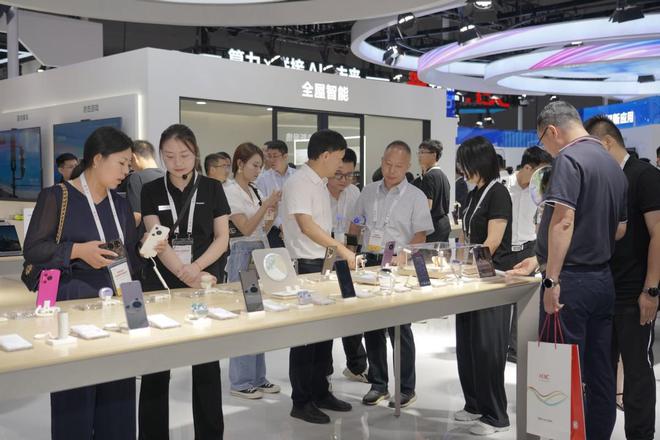 华为亮相2024中国联通合作伙伴大会展现智能科技全景实力(图3) 华为亮相2024中国联通合作伙伴大会展现智能科技全景实力(图3)